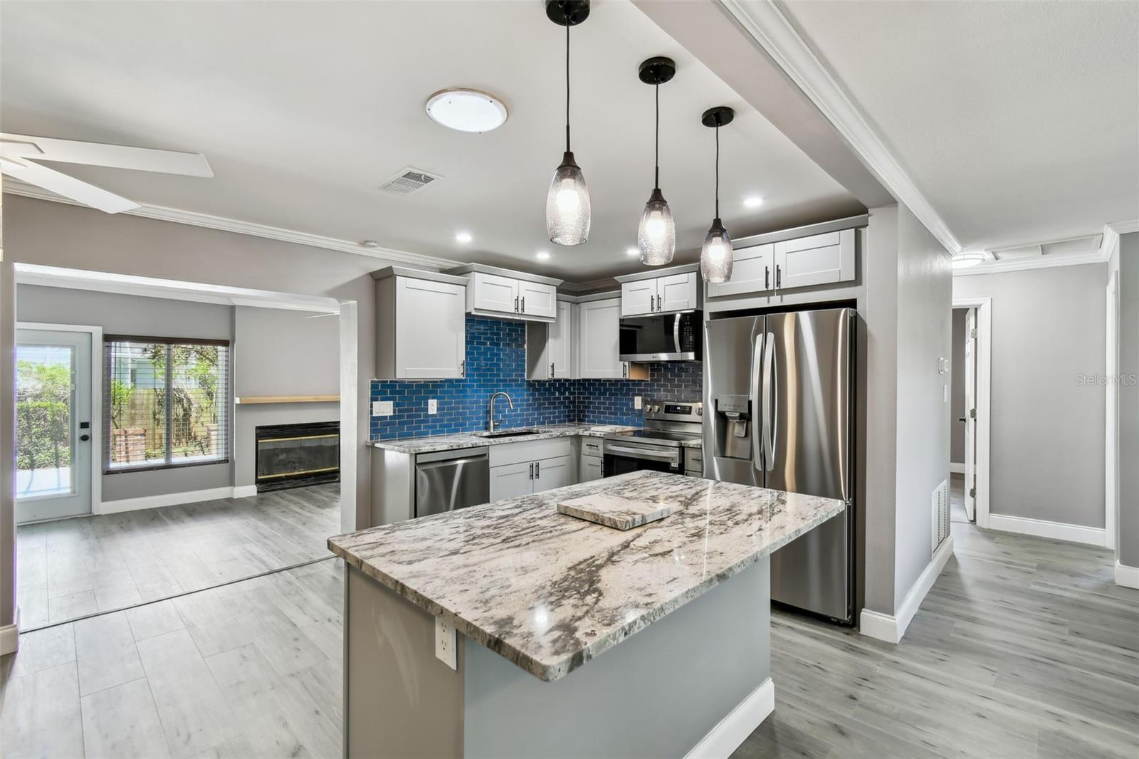 528 MANOR DR