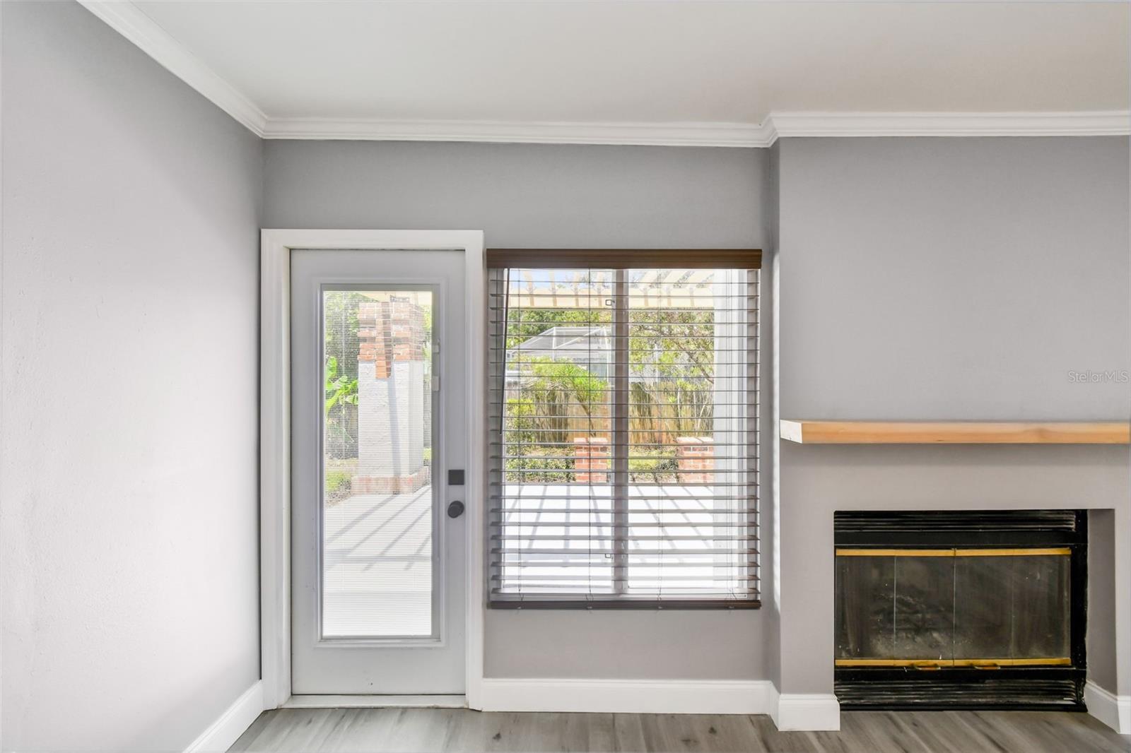 528 MANOR DR