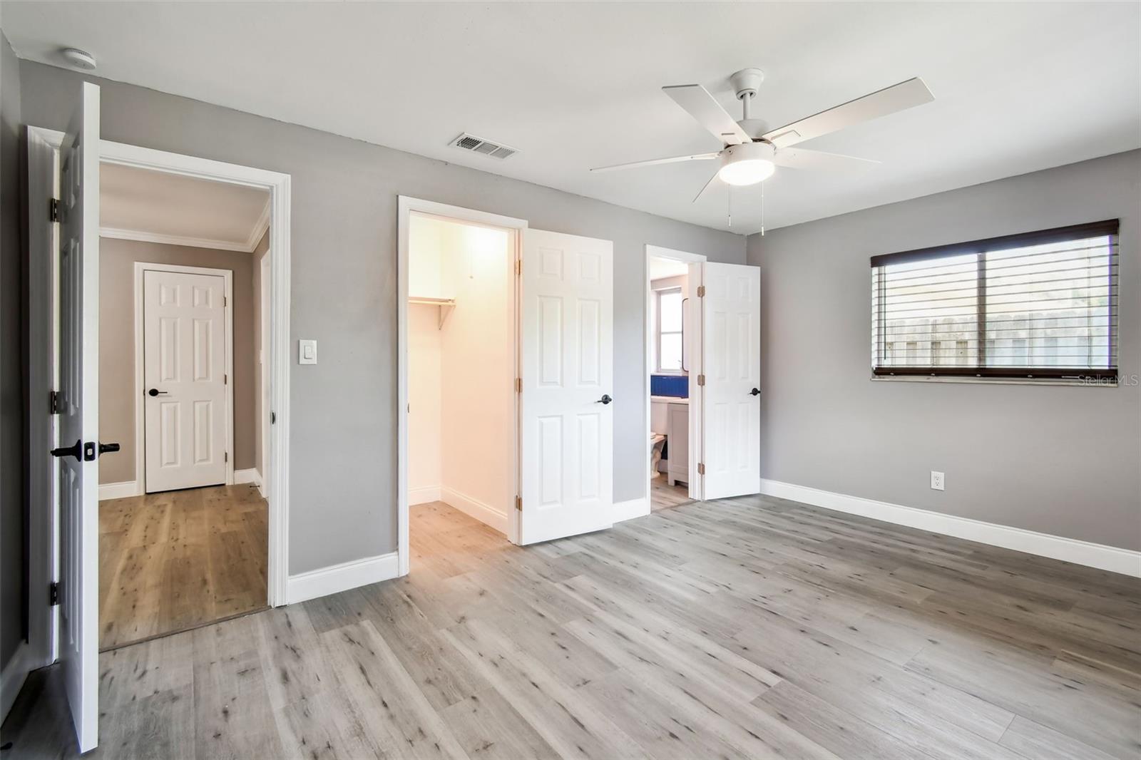528 MANOR DR