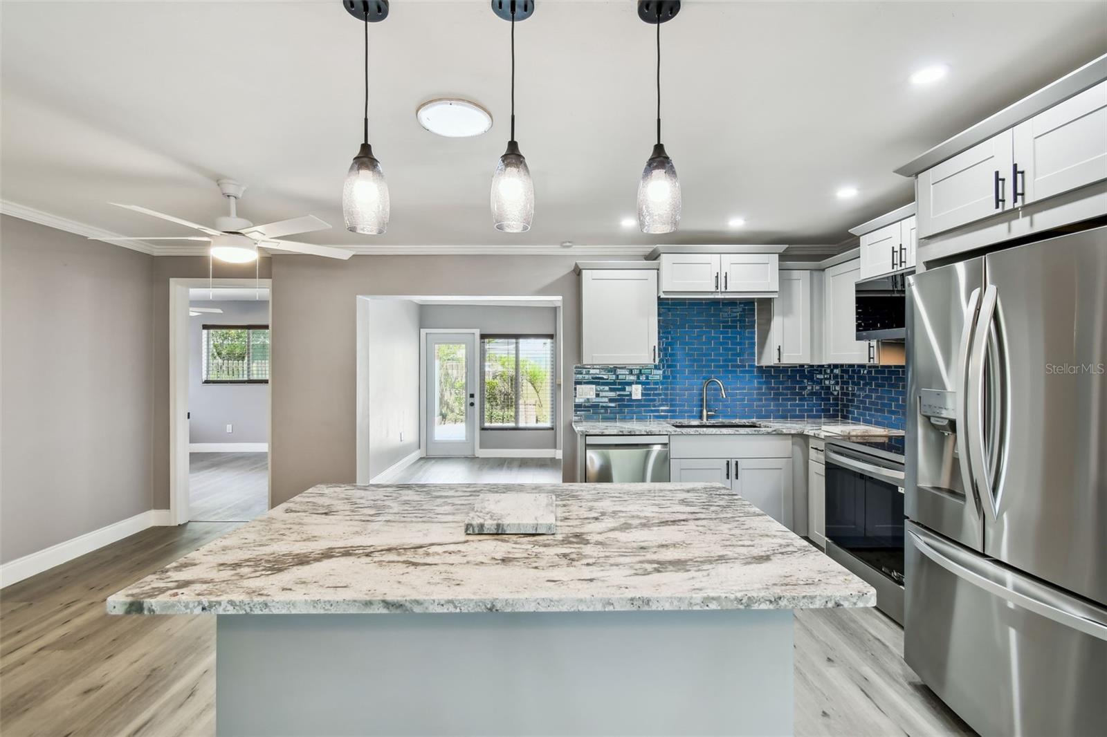 528 MANOR DR