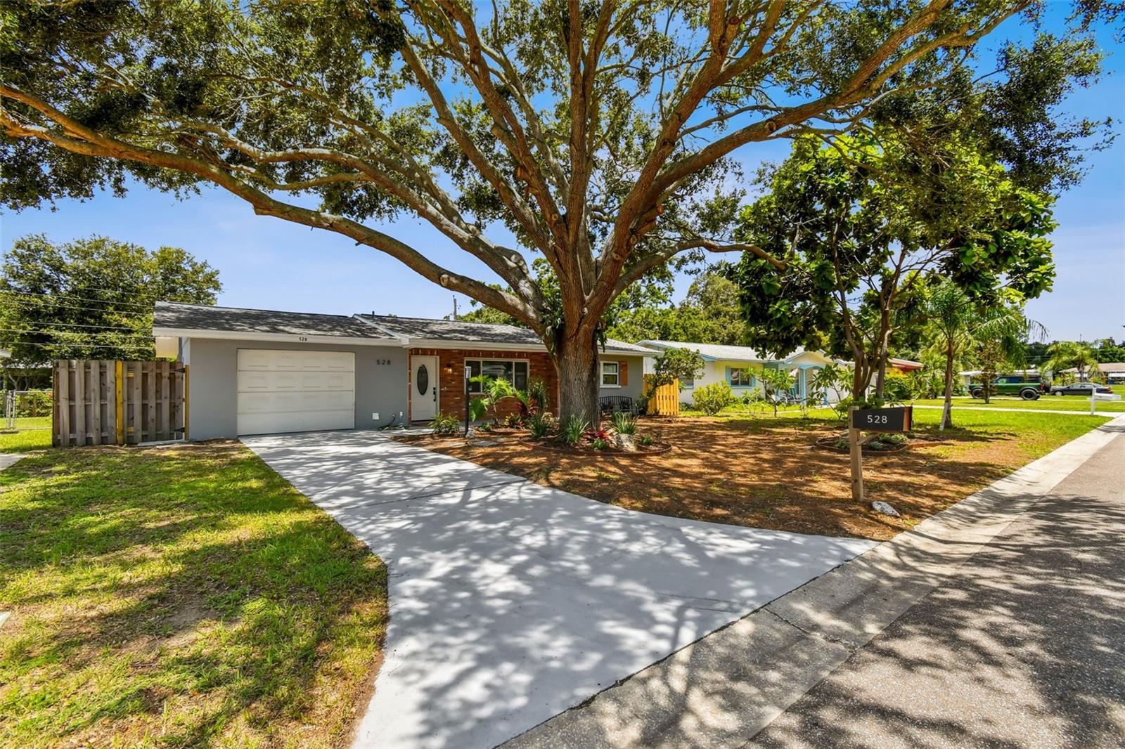 528 MANOR DR