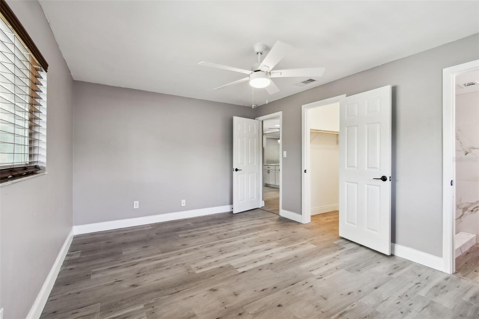 528 MANOR DR
