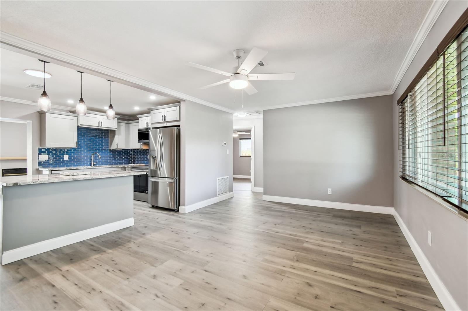 528 MANOR DR