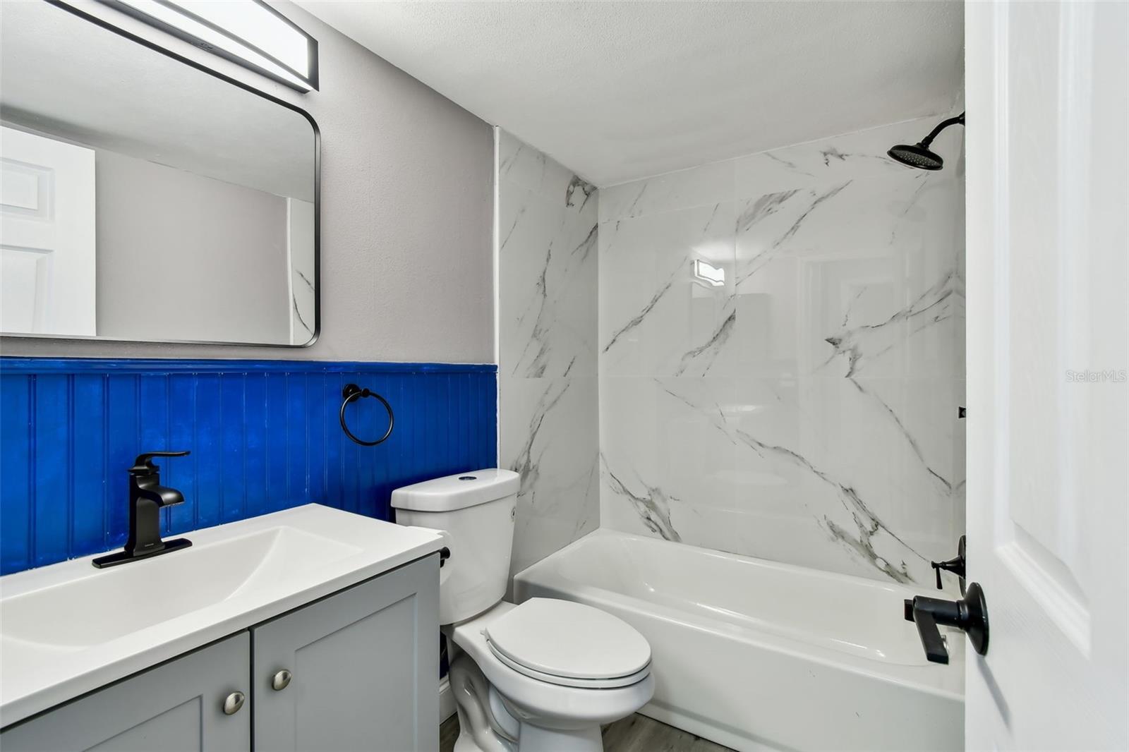 528 MANOR DR