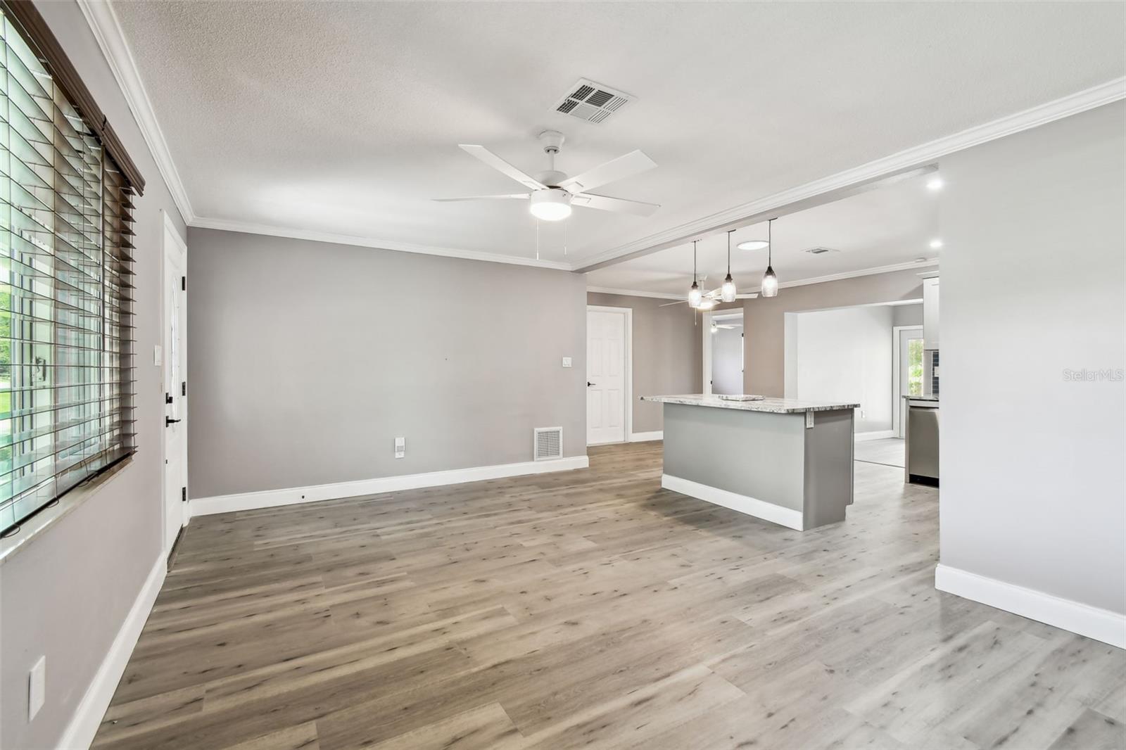 528 MANOR DR
