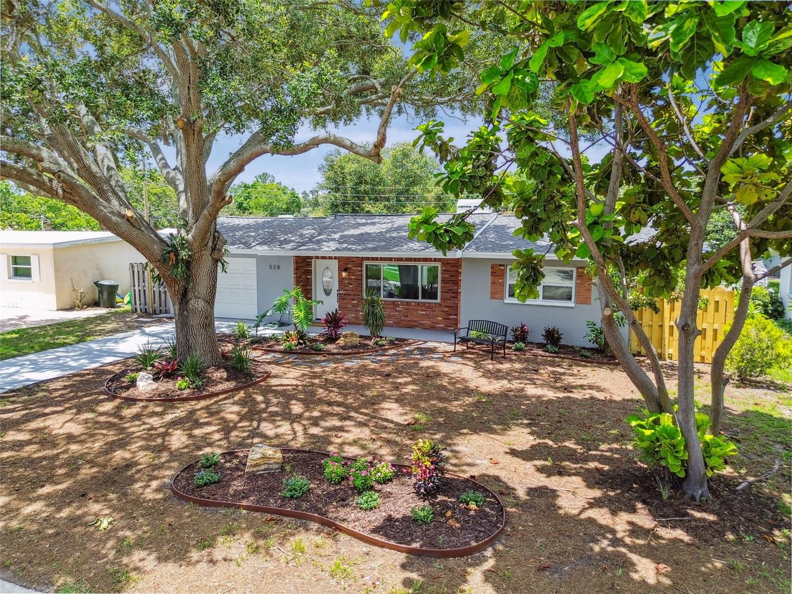 528 MANOR DR