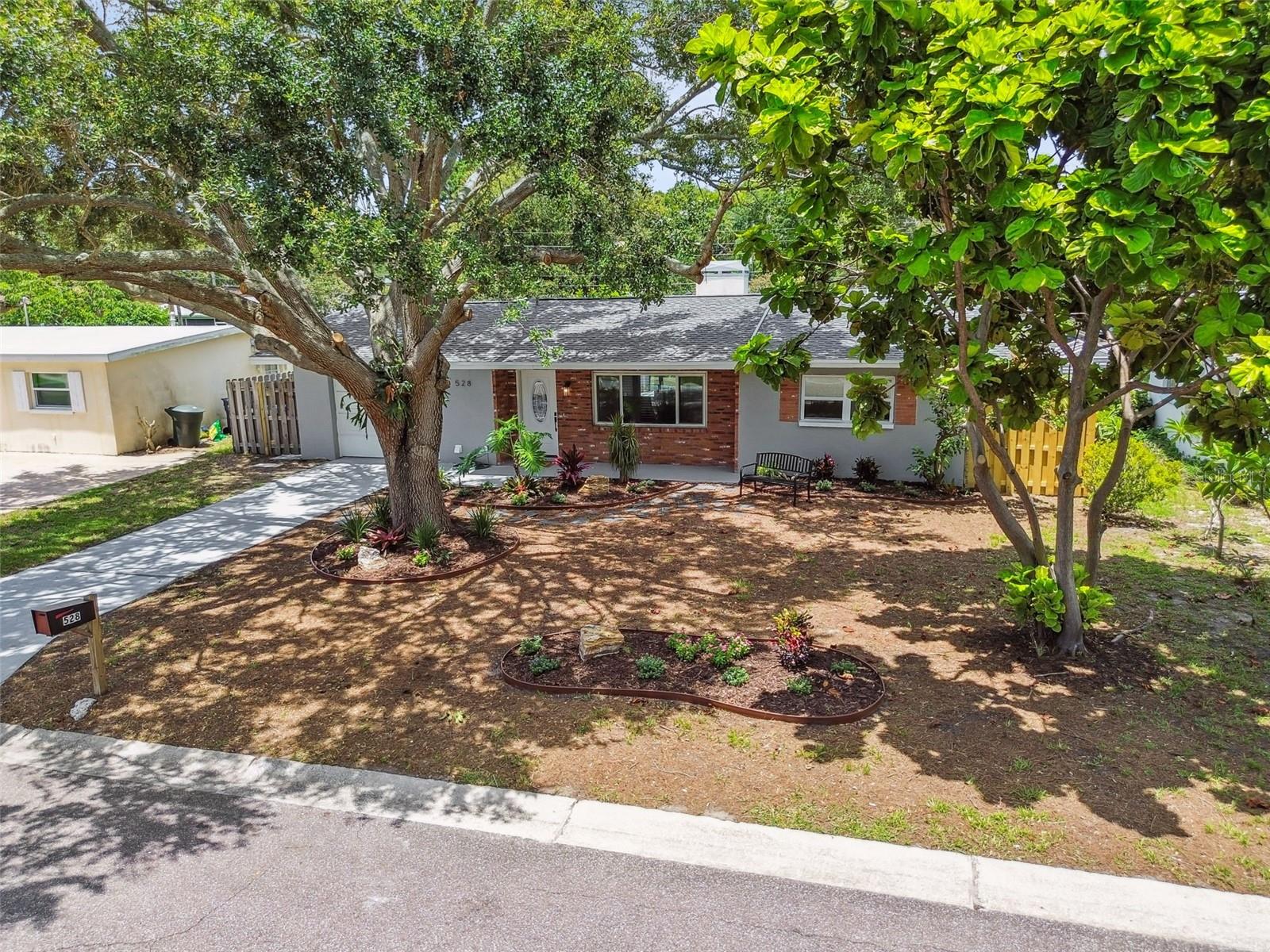 528 MANOR DR