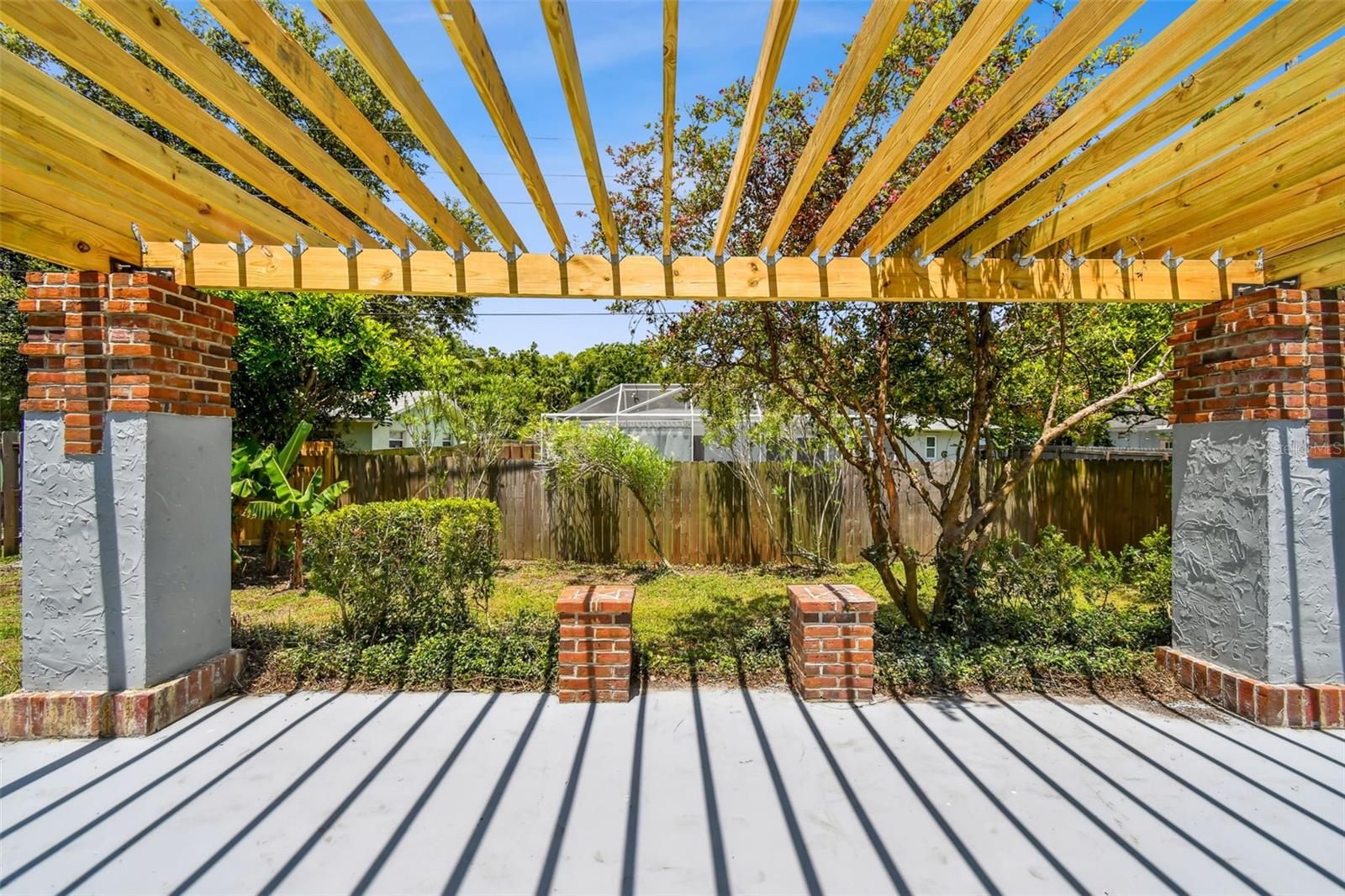 528 MANOR DR