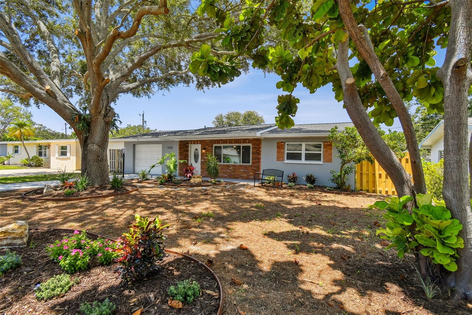 528 MANOR DR