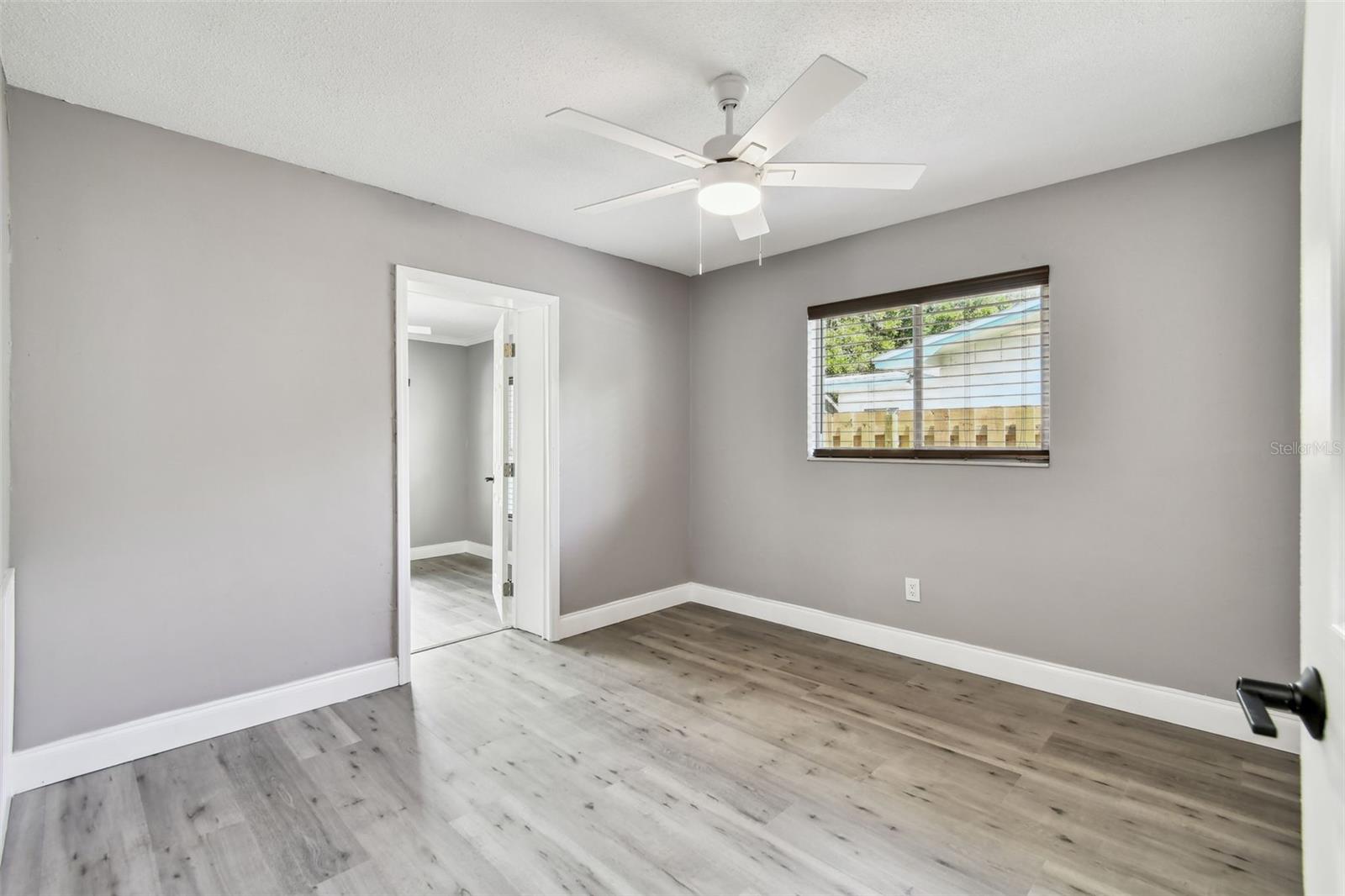 528 MANOR DR