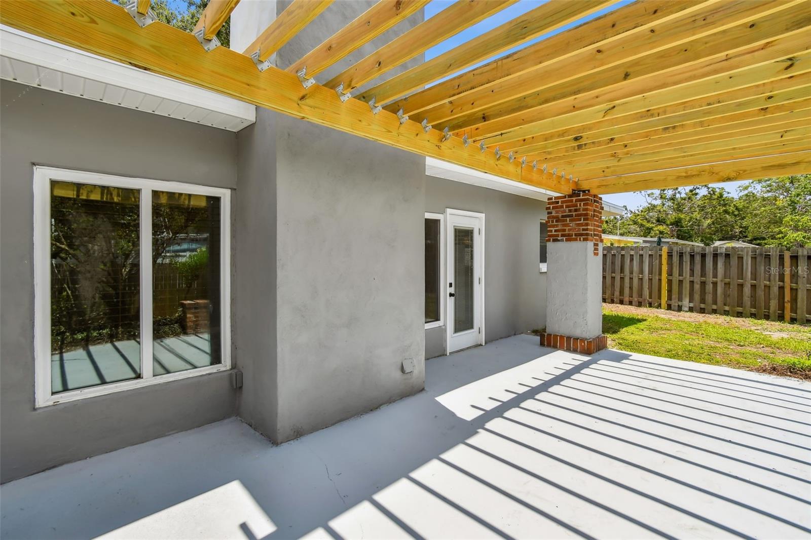 528 MANOR DR