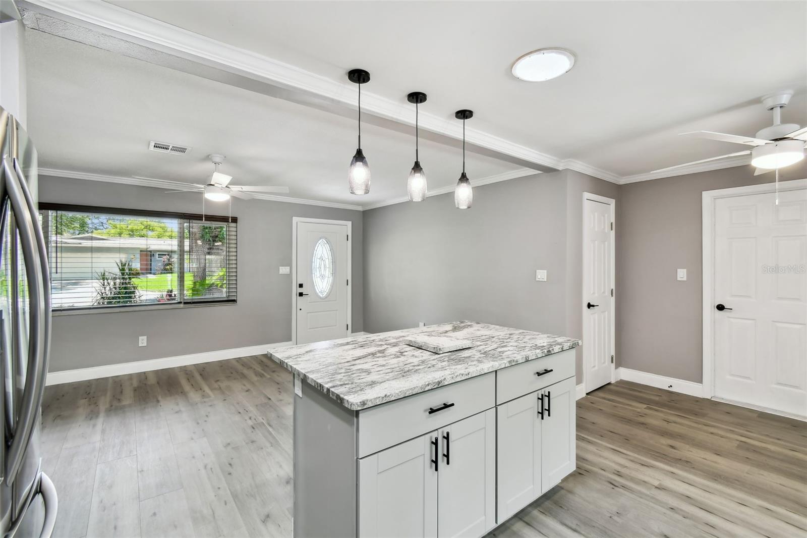 528 MANOR DR