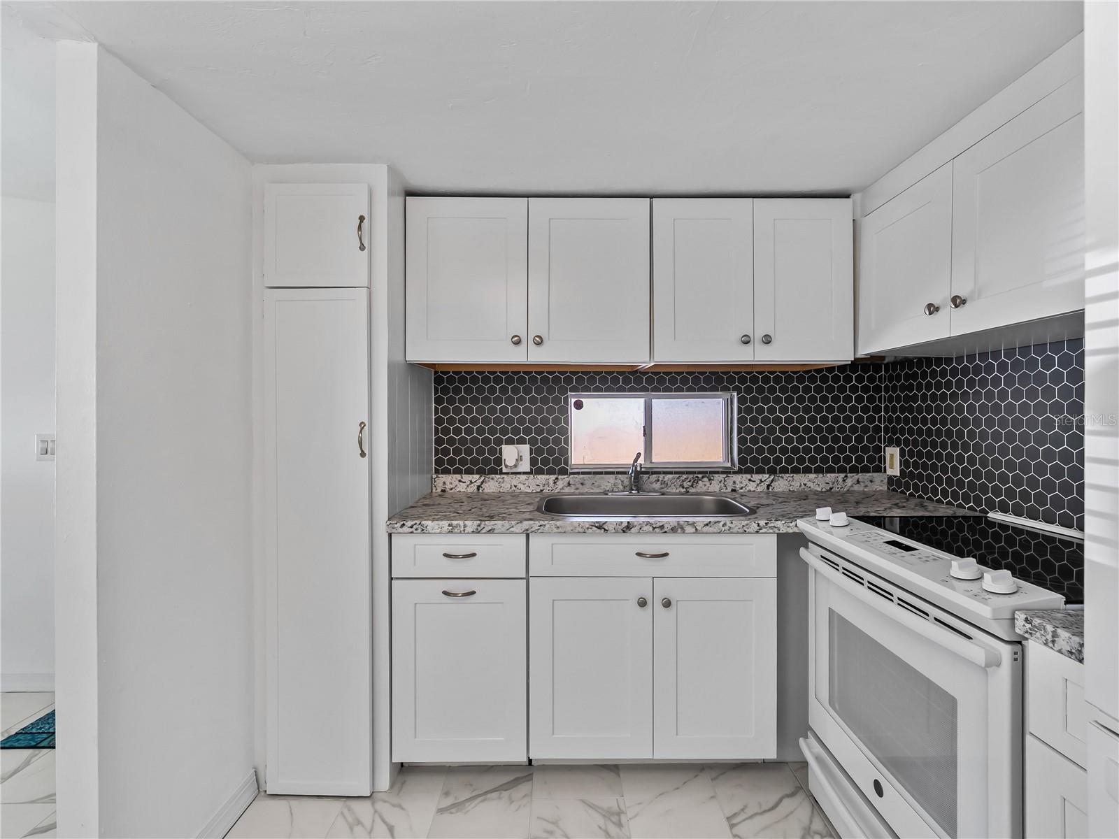 110 VERONA ST N