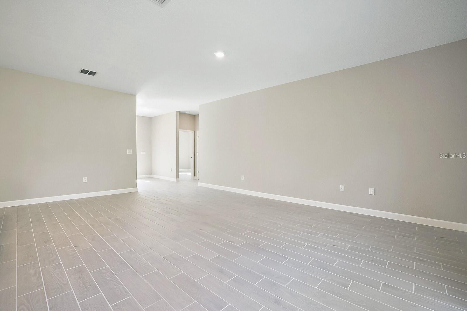 1814 DIPLOMAT PKWY W