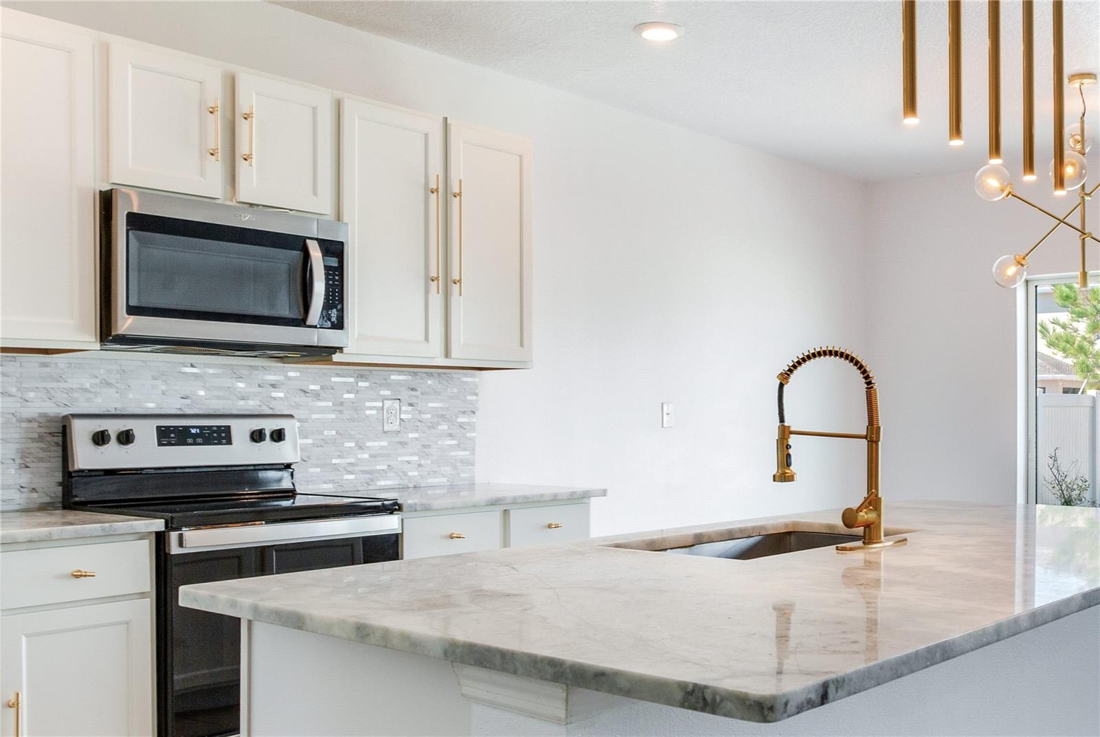 2412 KNIGHT ISLAND DR