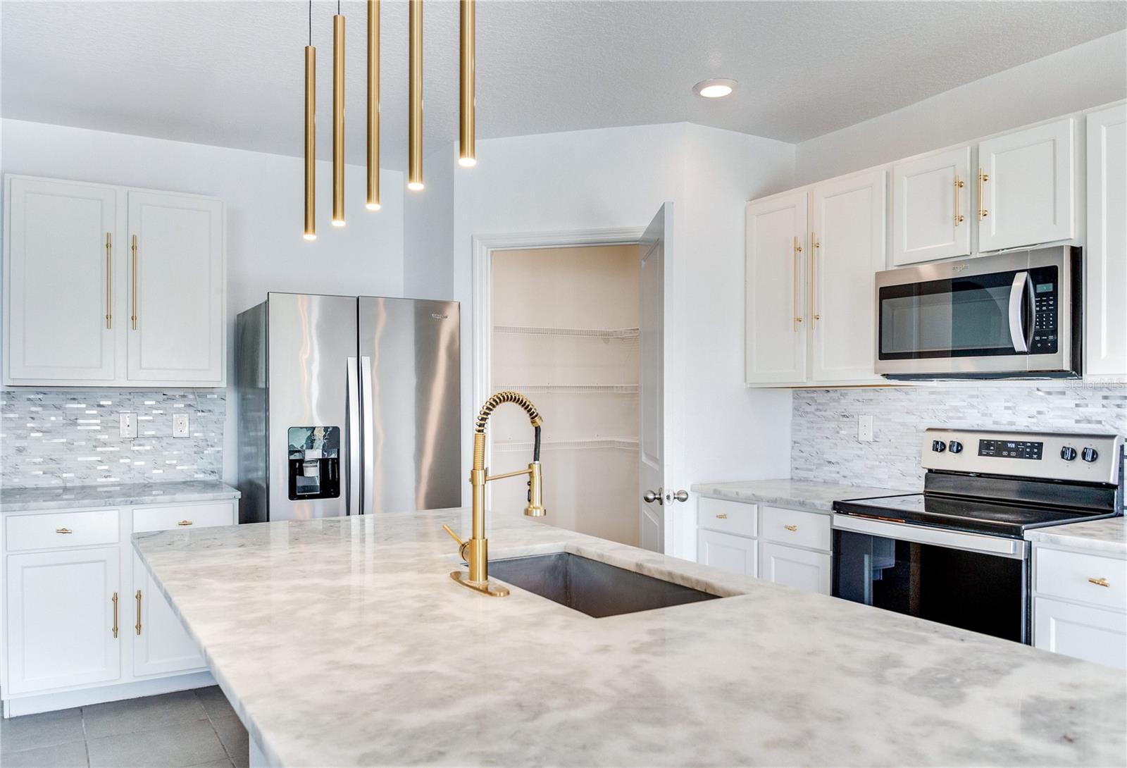 2412 KNIGHT ISLAND DR