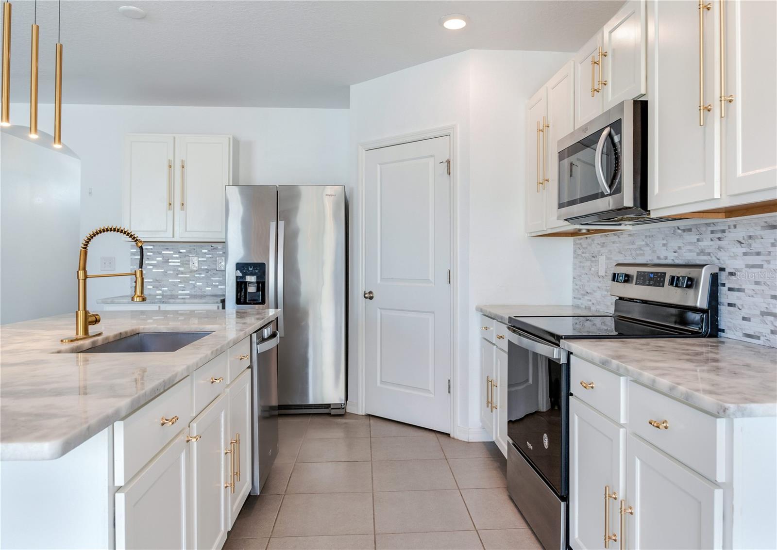 2412 KNIGHT ISLAND DR