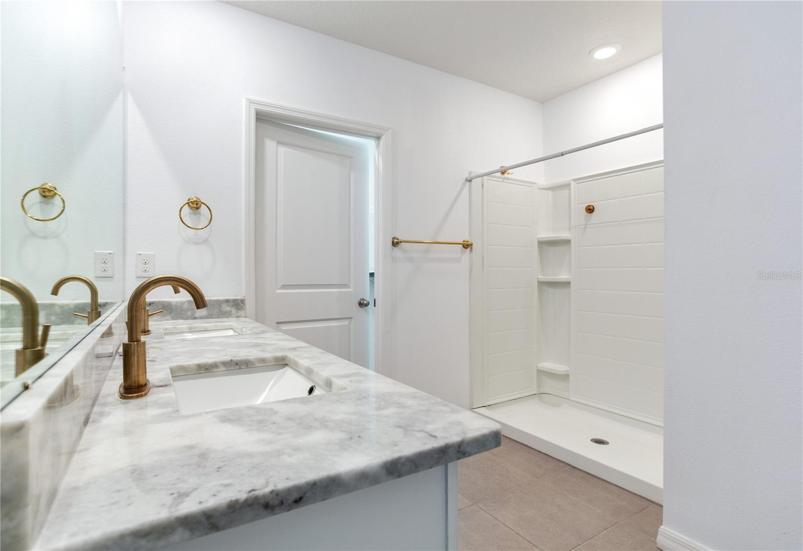 2412 KNIGHT ISLAND DR