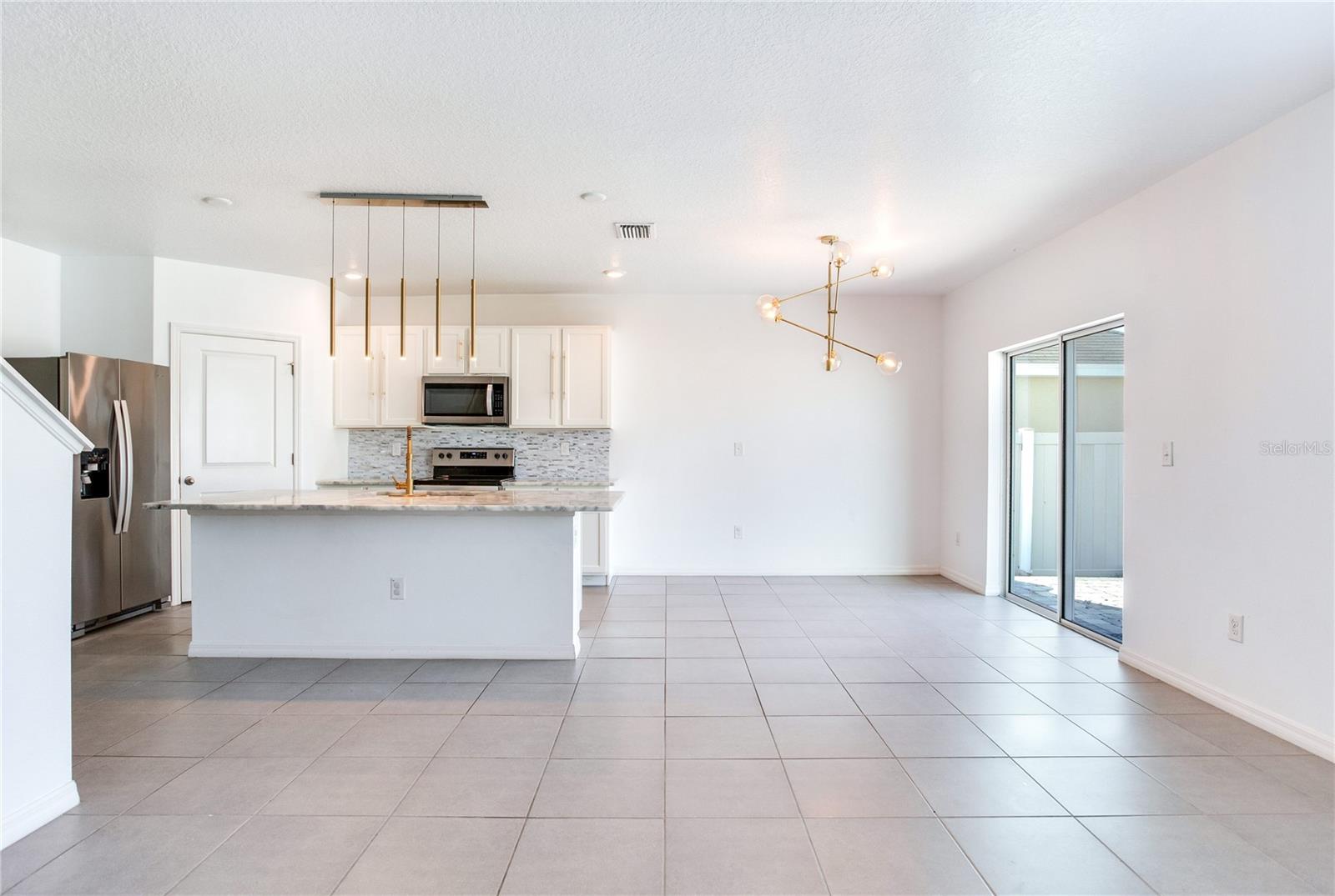 2412 KNIGHT ISLAND DR