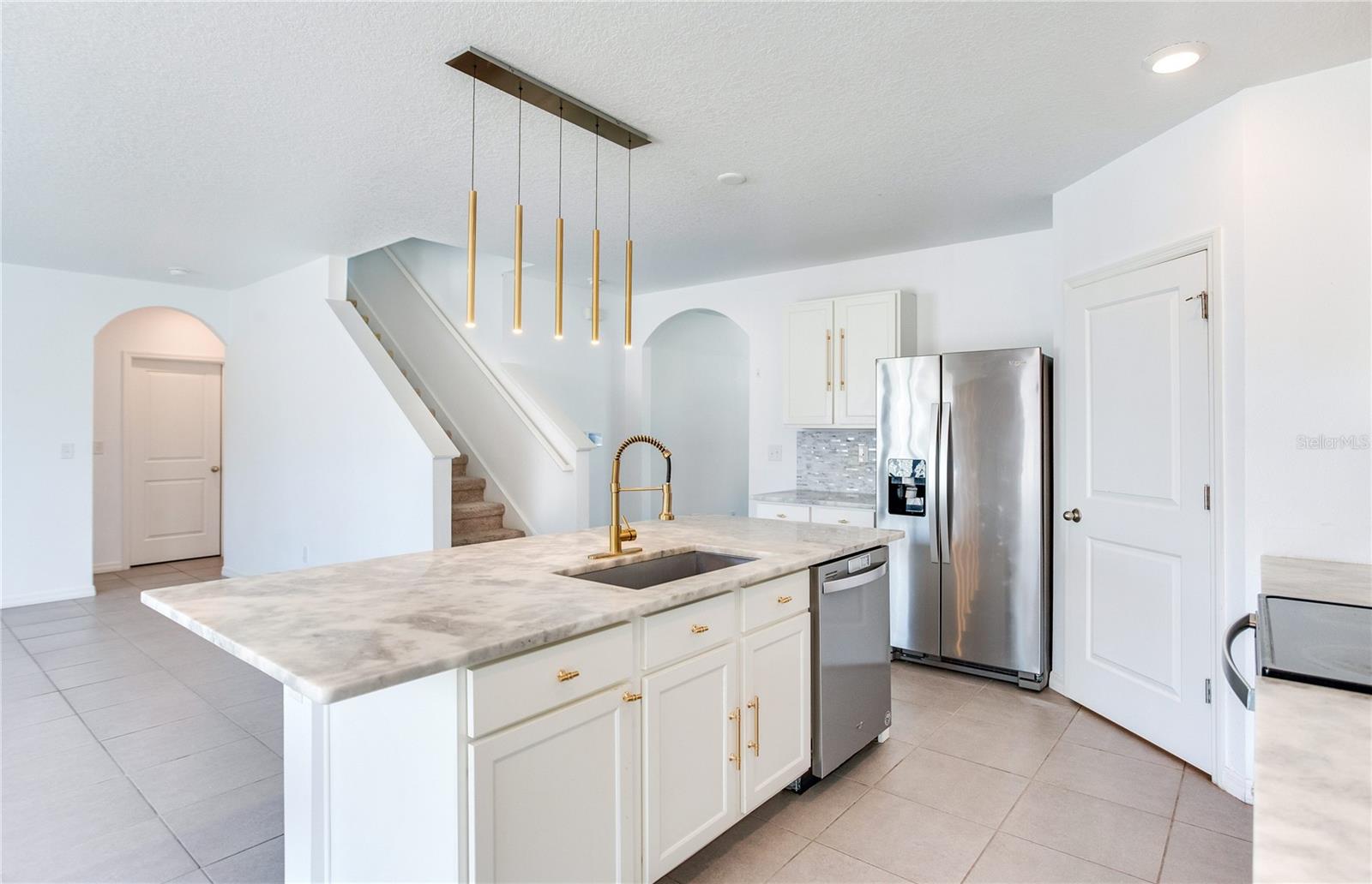 2412 KNIGHT ISLAND DR