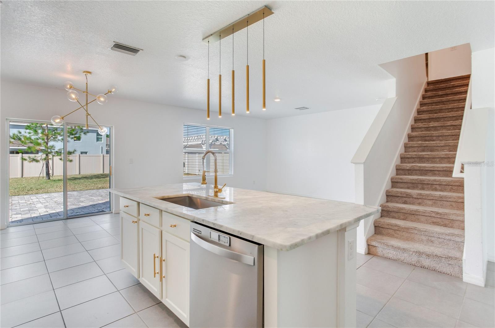 2412 KNIGHT ISLAND DR