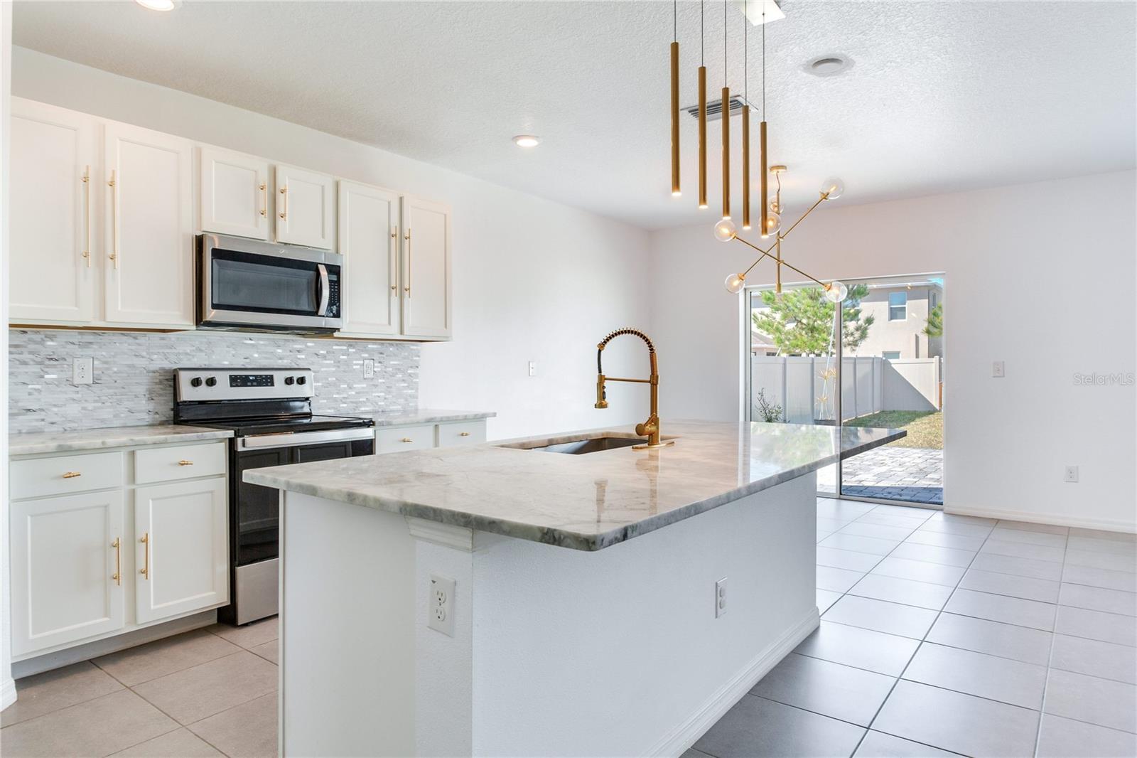 2412 KNIGHT ISLAND DR