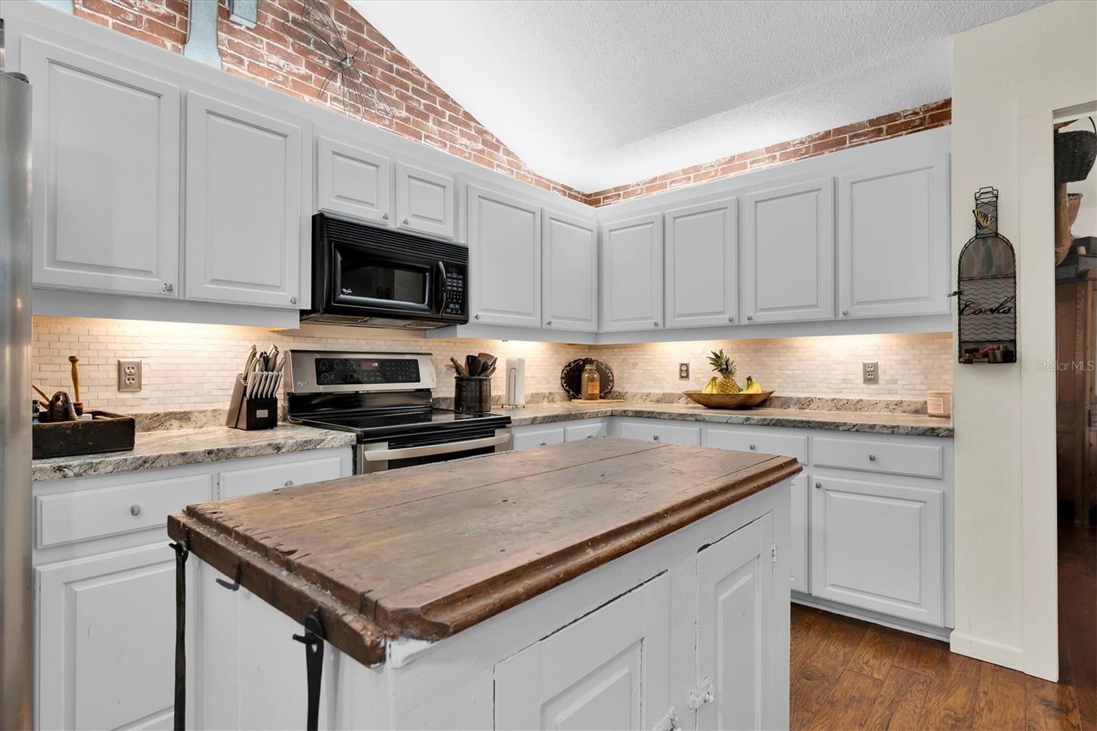 2703 SAVANNAH DR