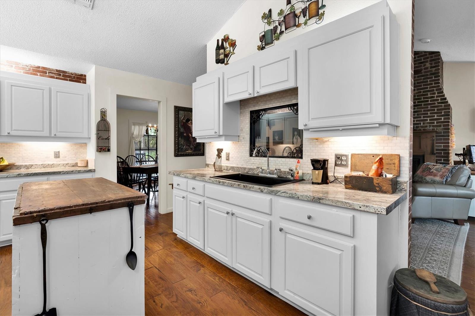 2703 SAVANNAH DR