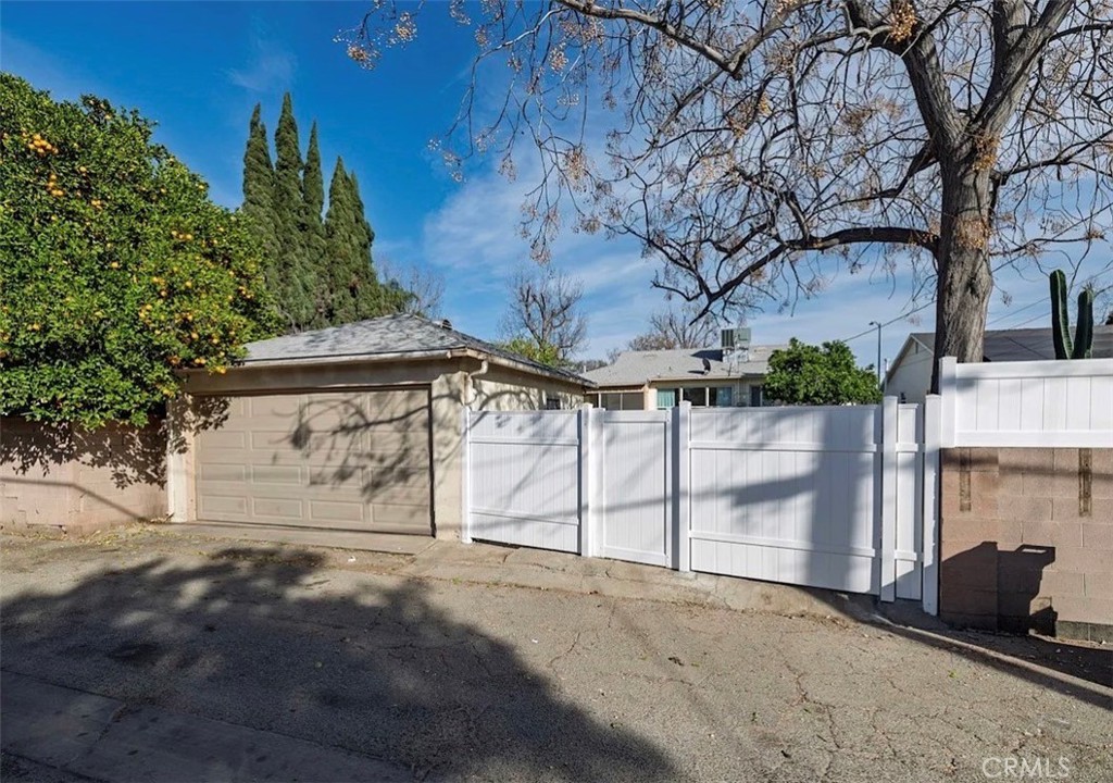 8123 Lindley