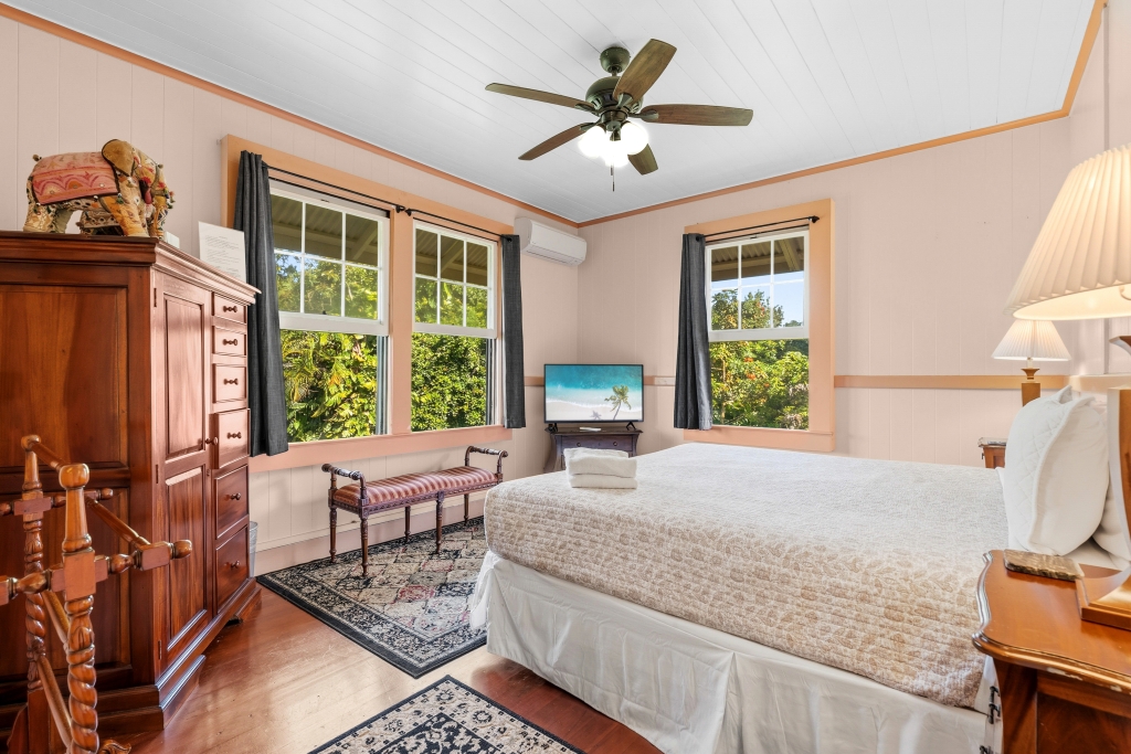1896 KALANIANAOLE ST
