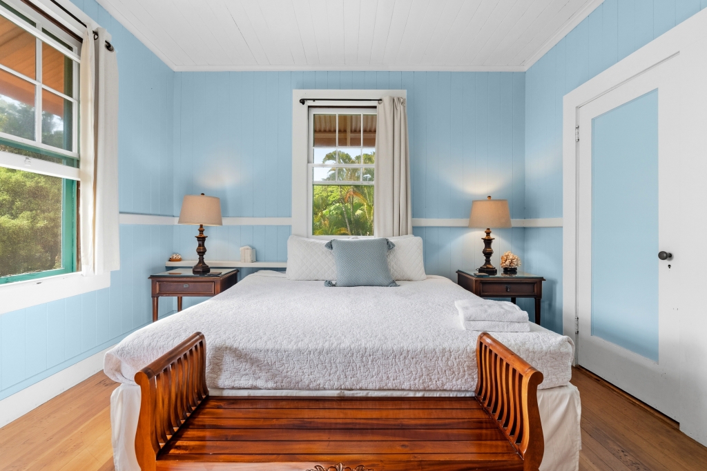 1896 KALANIANAOLE ST