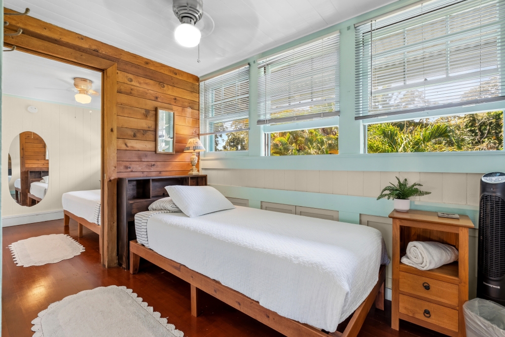 1896 KALANIANAOLE ST
