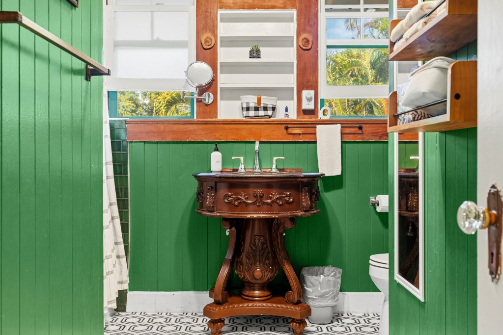 1896 KALANIANAOLE ST