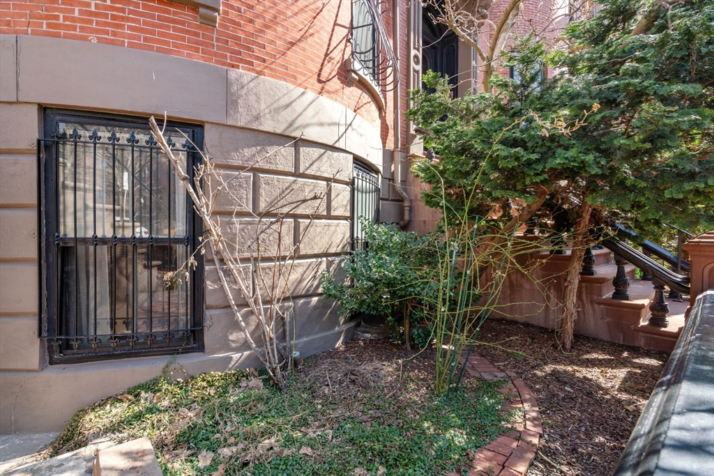 18 Worcester Sq # 2