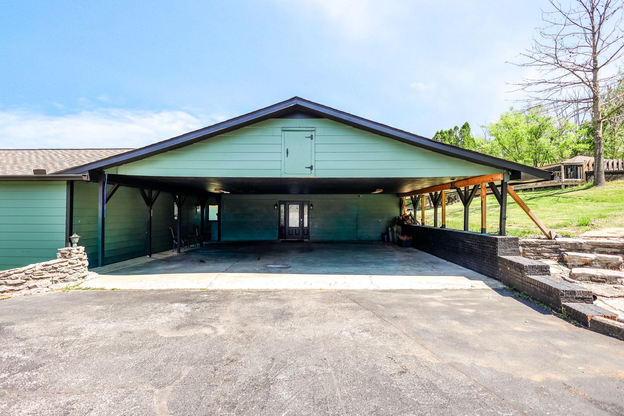 305 Ridgewood Dr