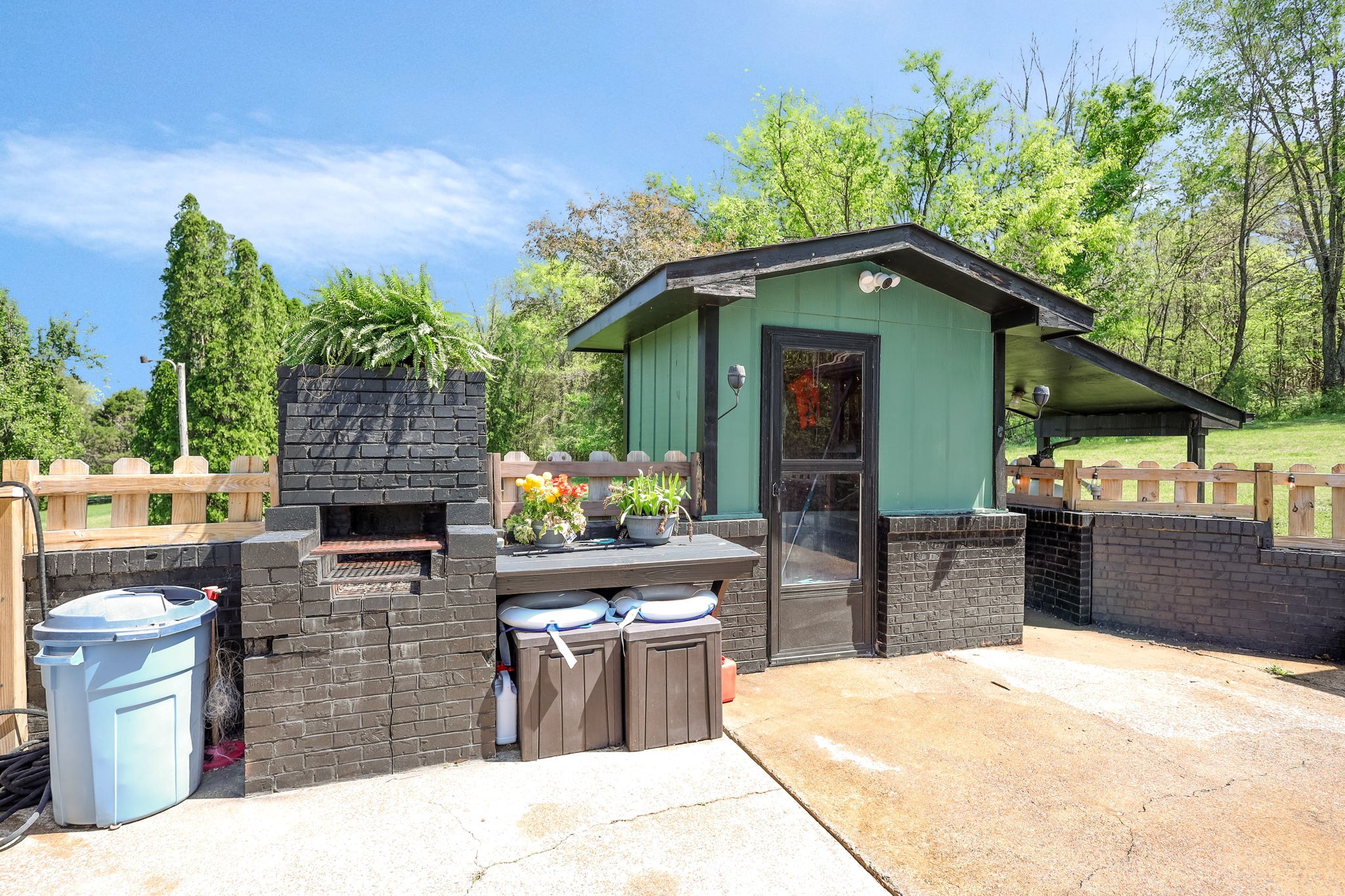 305 Ridgewood Dr