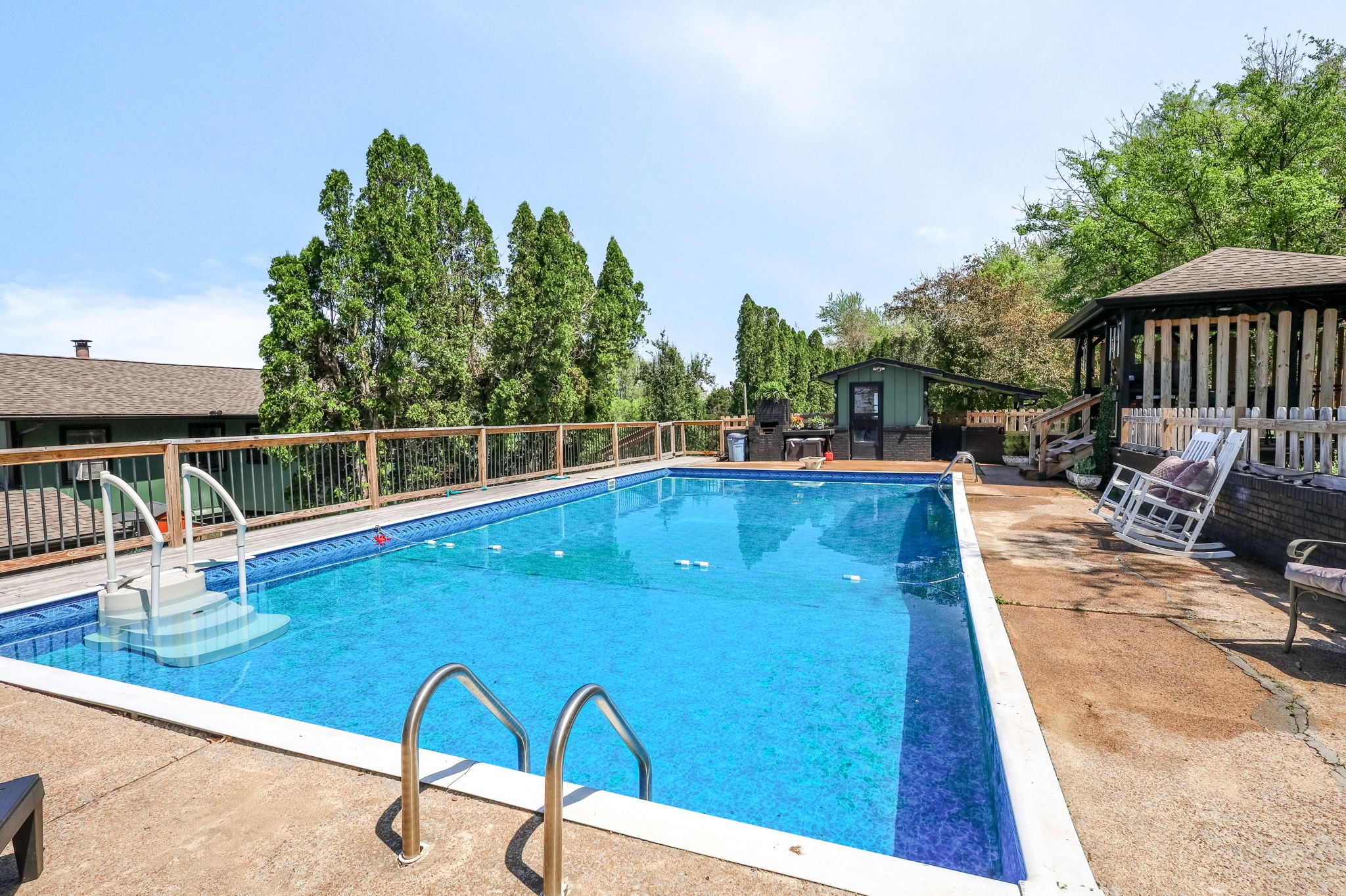 305 Ridgewood Dr
