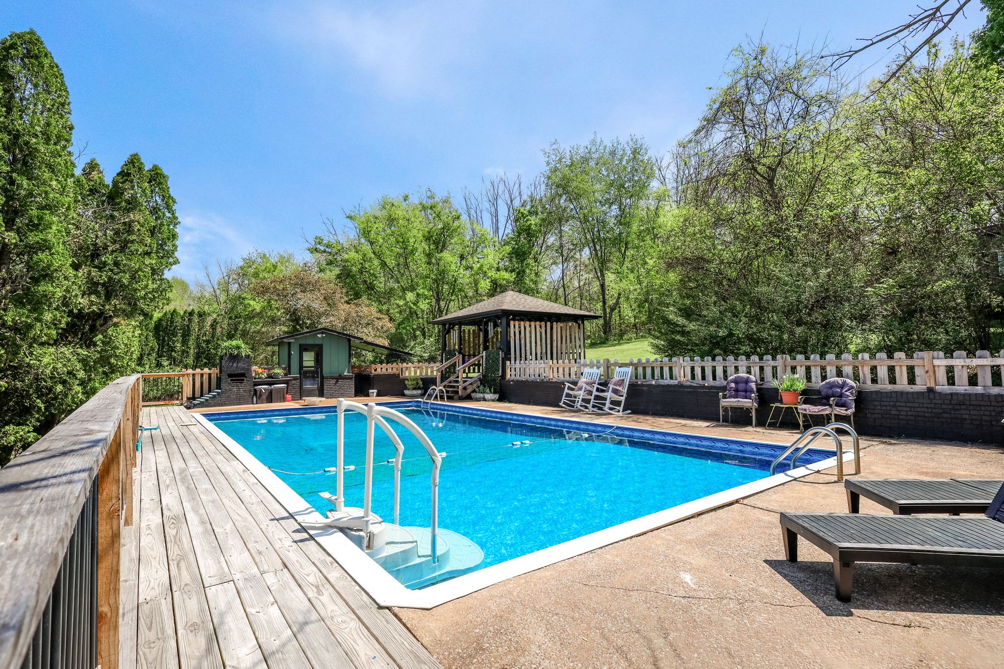 305 Ridgewood Dr