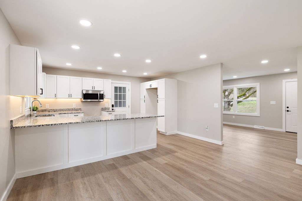 2338 Highway 82, S