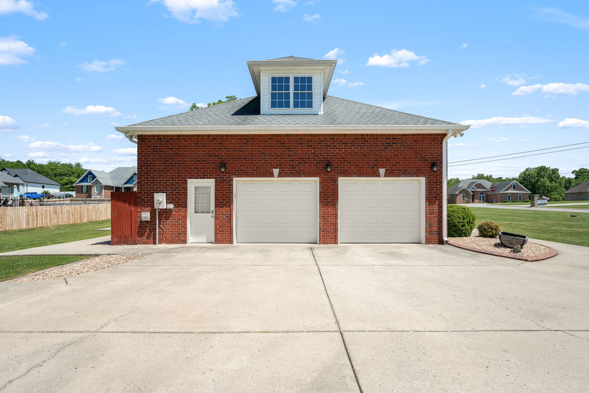 100 Canary Ln