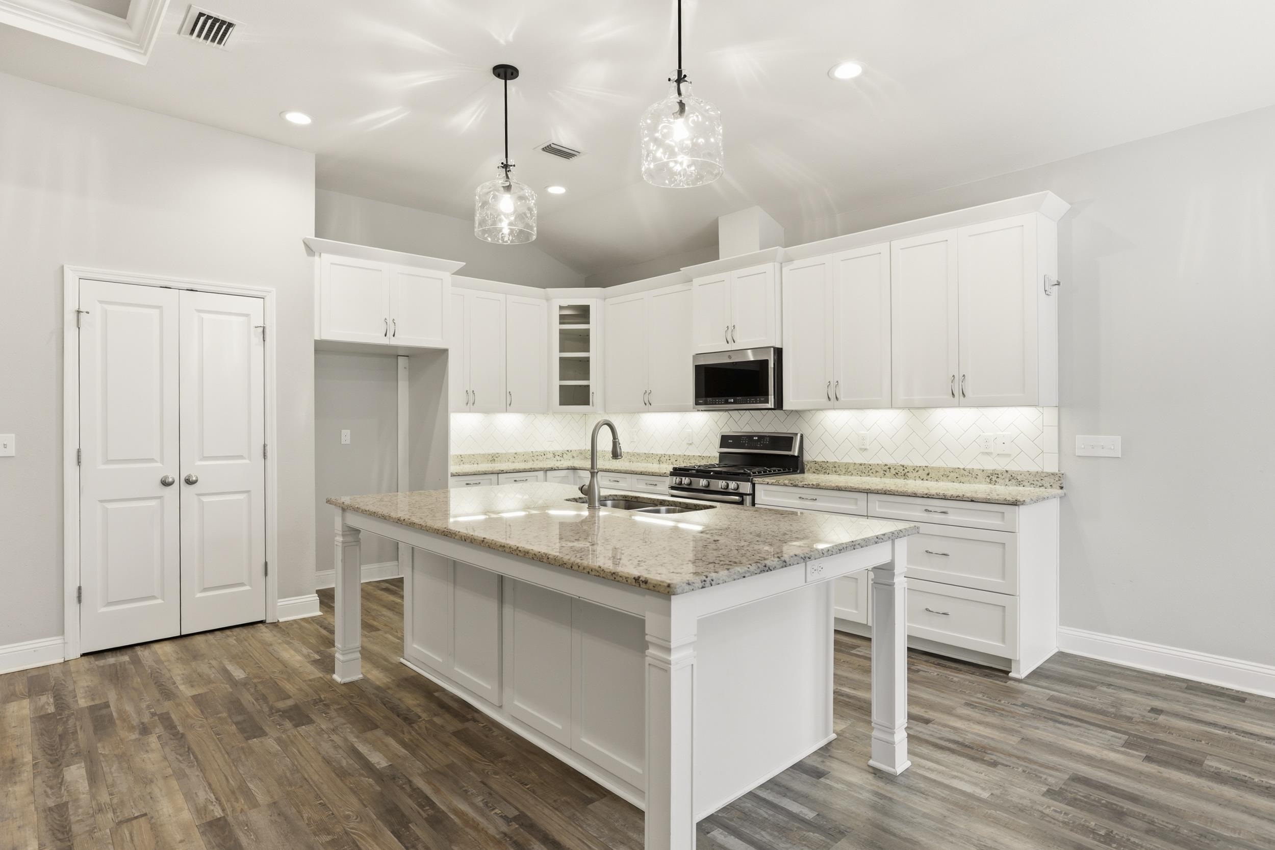 2552 MOUNT VERNON Lane