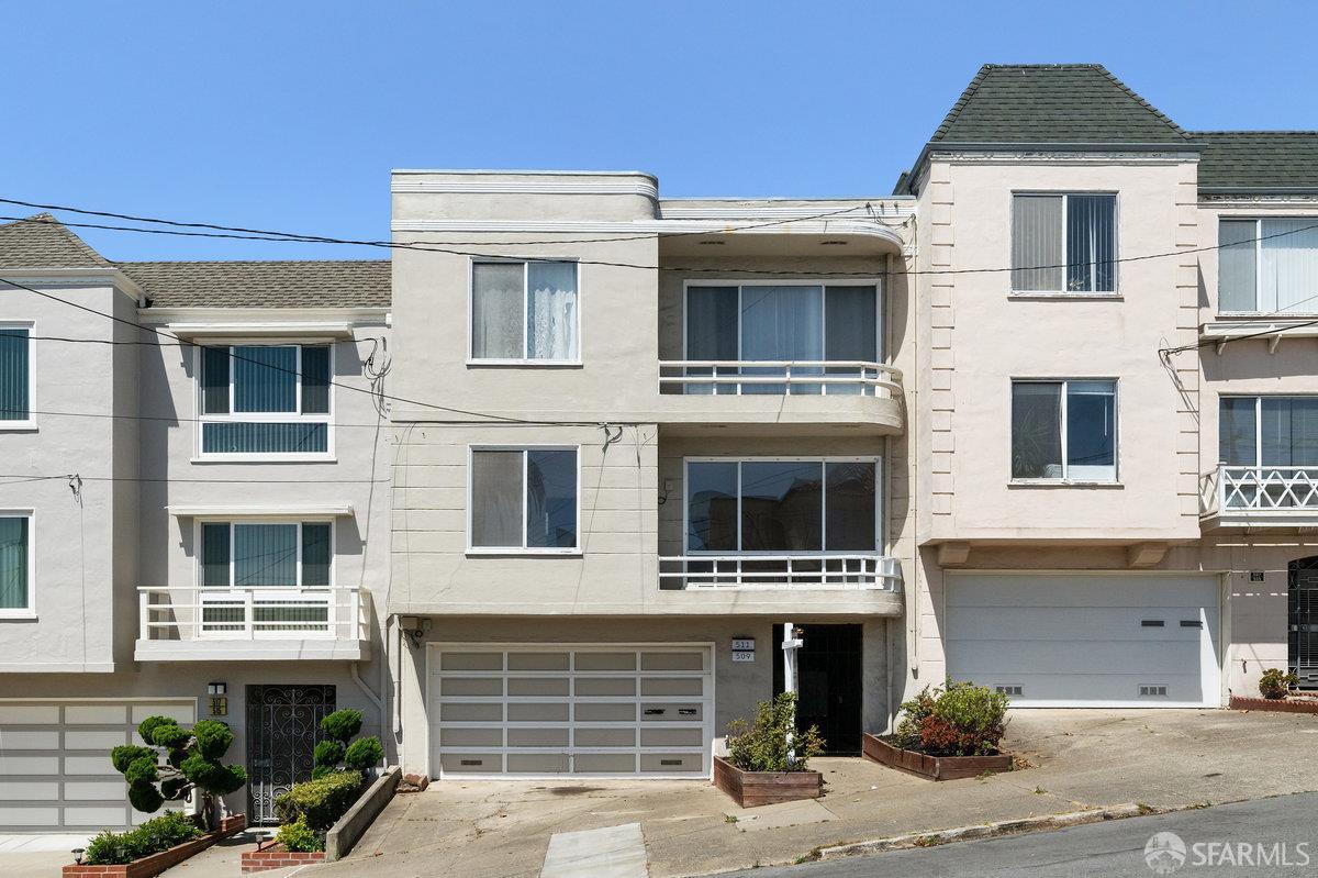 San Francisco residence at 509–511 44th Avenue with two balconies and a street-level garage.