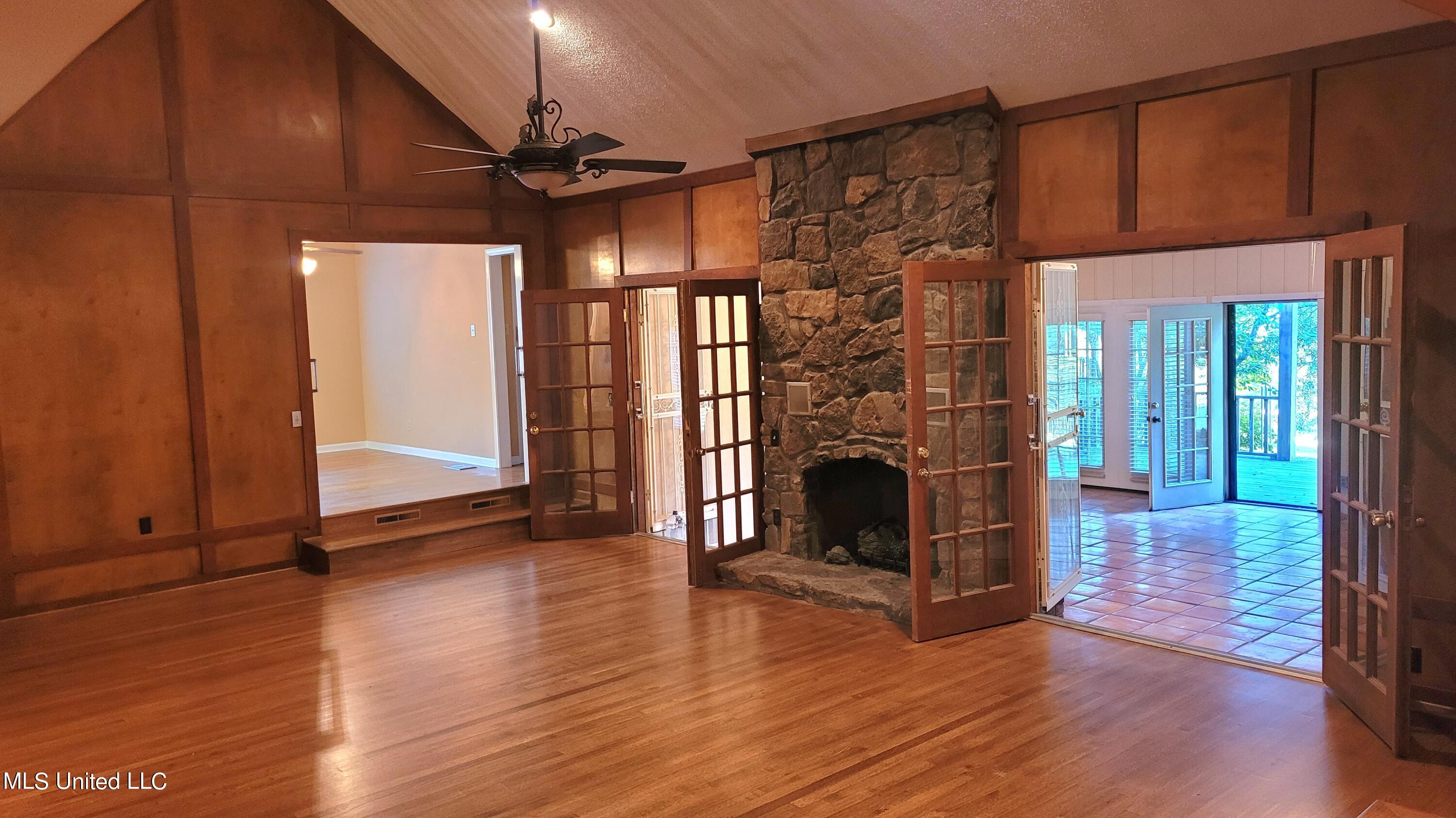 831 W Green T Boulevard