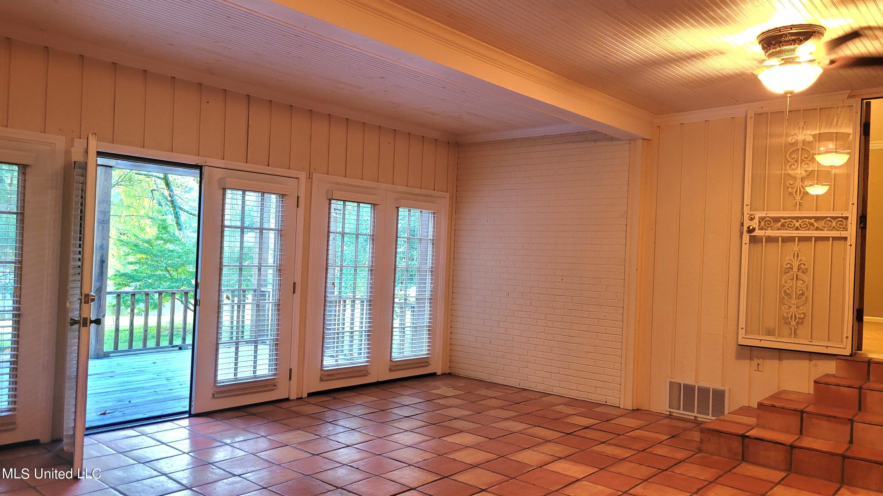 831 W Green T Boulevard