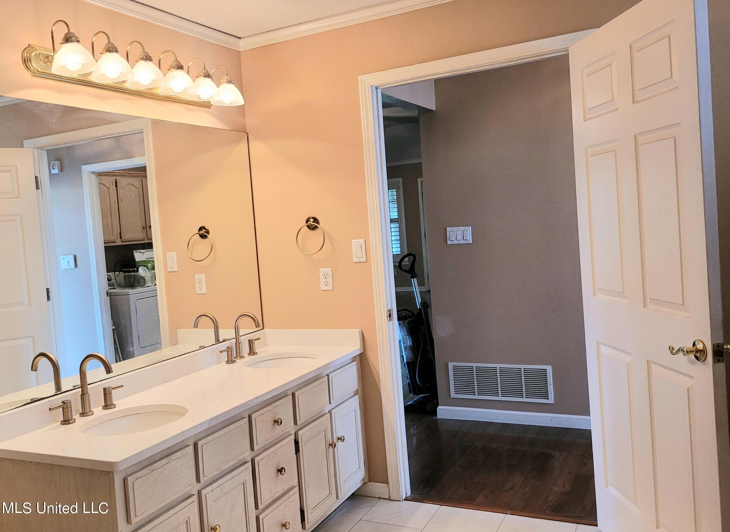 831 W Green T Boulevard