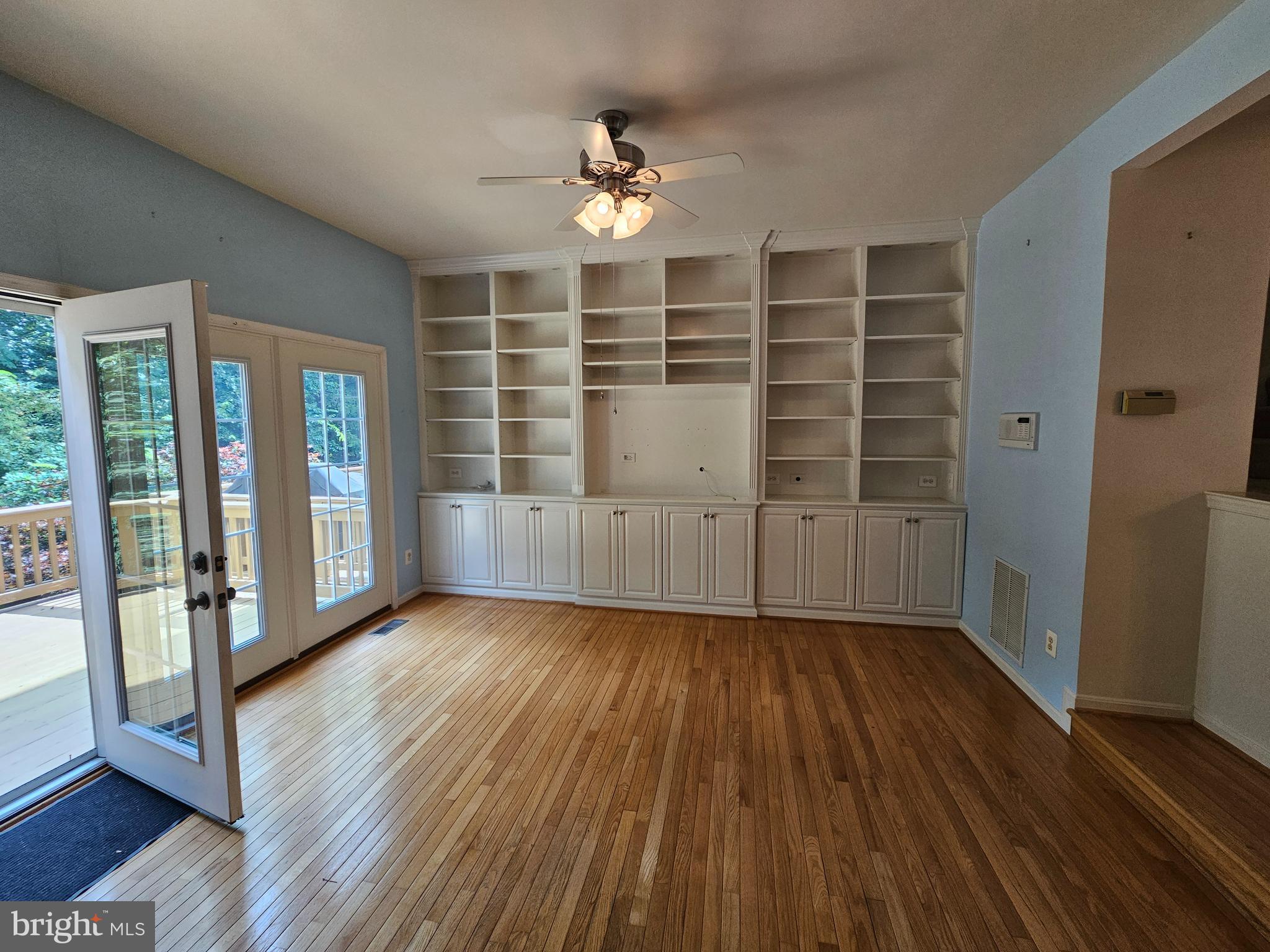 10450 COURTNEY DRIVE