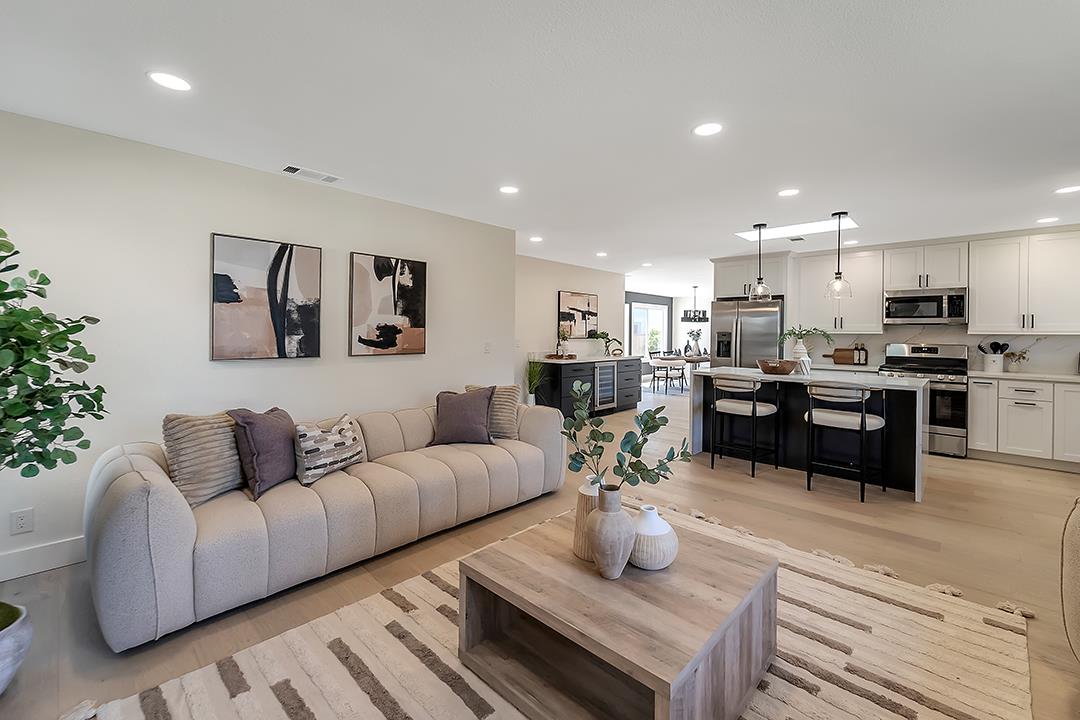 3072 San Mateo WAY