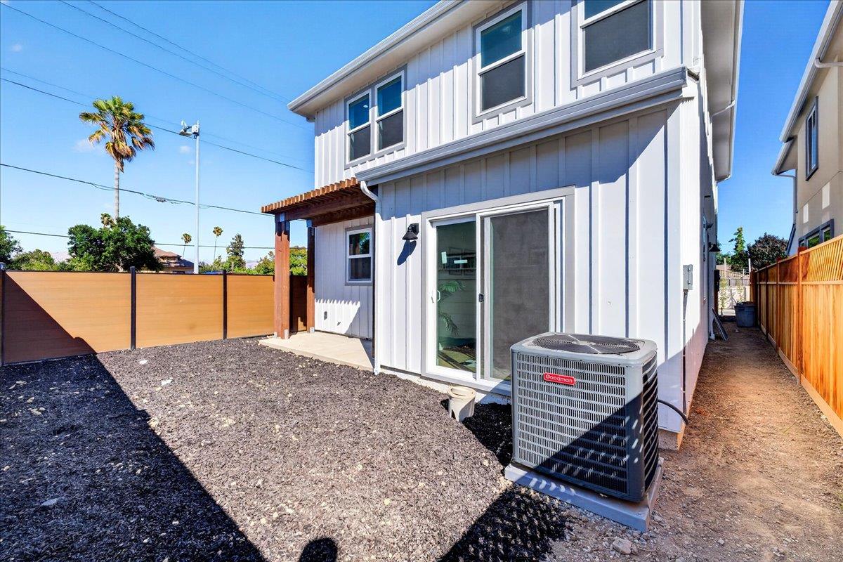 885 Connie LN