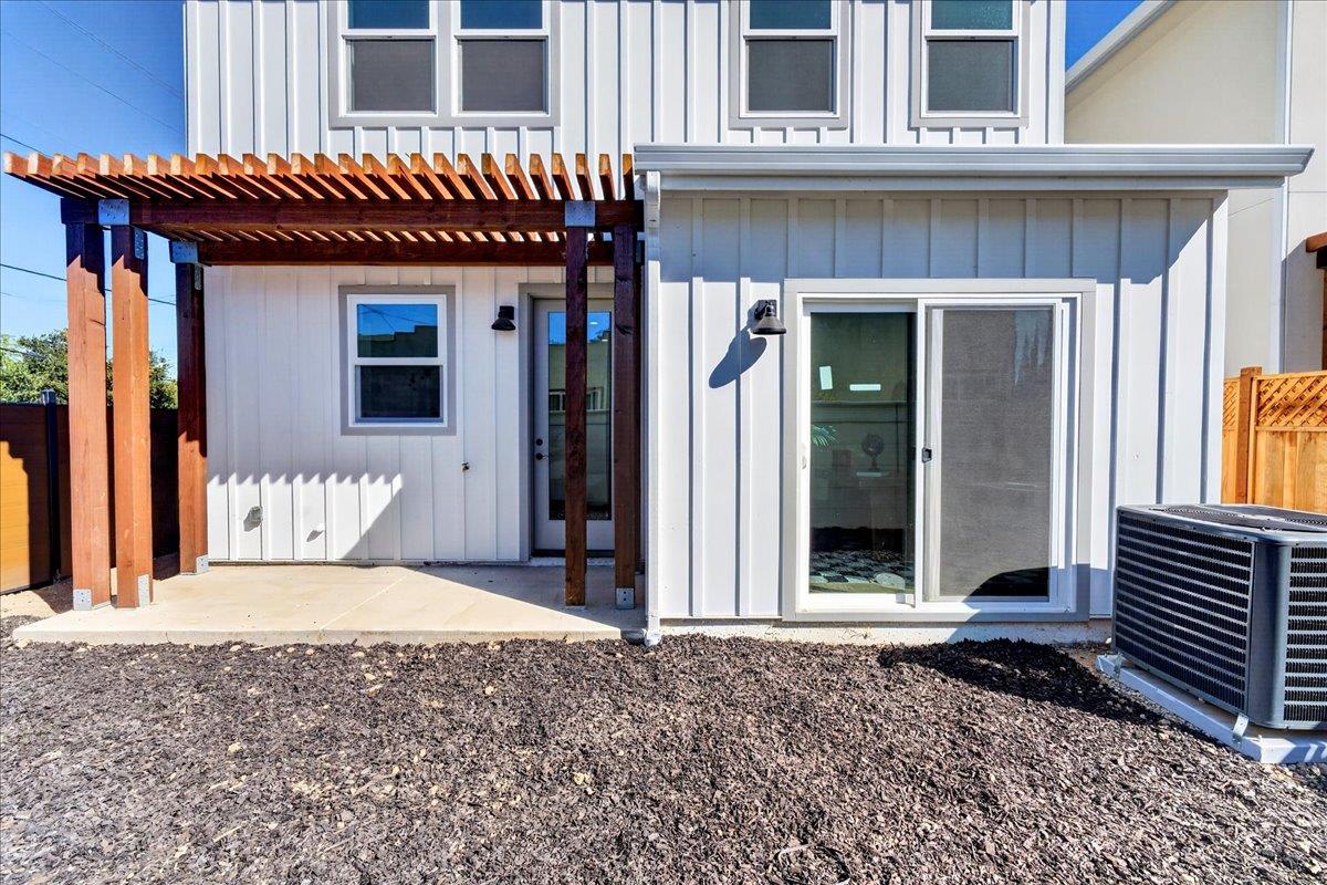 885 Connie LN