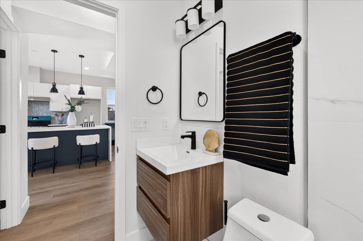 885 Connie LN